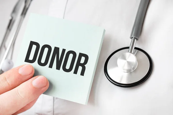 Доктор Тримає Карту Руках Вказує Слово Donor — стокове фото