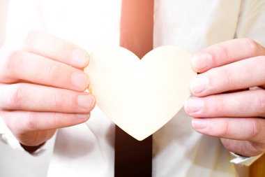 Başarılı bir iş adamı ahşap bir kalple aşkı öneriyor.