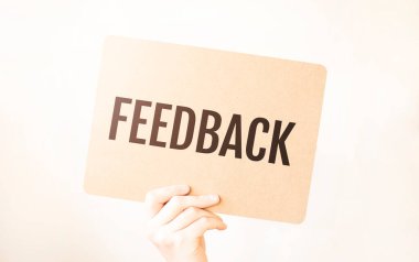 Kapalı kapılar ardında el ele tutuşan işadamı, boş kağıt kağıtları gösteriyor. Boş beyaz tahta boşluğunu, mesaj kuralı ya da protesto sözcüğü için taklit ediyor. Metin Geribildirimi