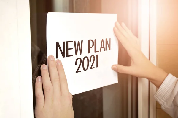 Κλείσιμο Του Ιδιοκτήτη Κρατώντας Κείμενο Νέο Plan 2021 Στο Κατάστημα — Φωτογραφία Αρχείου