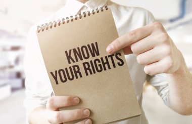 Kahverengi kağıt not defterine haklarınızı yazın. İş adamlarının ellerinde. İş konsepti