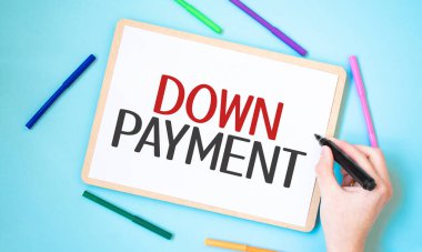 Renkli keçeli kalemlerle çevrili bir deftere Ödeme Mesajı yaz, iş konsepti fikri,