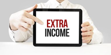 Tablet üzerindeki ExTRA Gelirini beyaz fırında işadamlarının ellerinde göster. İş konsepti