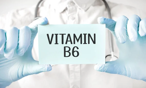 Médico Sosteniendo Tarjeta Las Manos Señalando Palabra Vitamina —  Fotos de Stock
