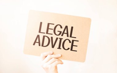 Kapalı kapılar ardında el ele tutuşan işadamı, boş kağıt kağıtları gösteriyor. Boş beyaz tahta boşluğunu, mesaj kuralı ya da protesto sözcüğü için taklit ediyor. Metin hukuki tavsiyesi