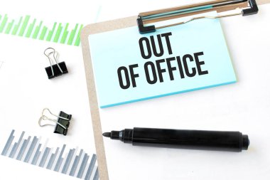 Kağıt tabak, kalem, diyagram, çizelge ve ofis aletleri. Metin ofis dışında