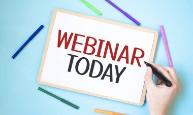 Bugün renkli keçeli kalemlerle çevrili bir defterde metin webinar, iş konsepti fikri,