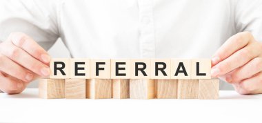 Tahta bloğu tutan bir iş adamı. İşadamı, tahta küplere yazılı planla göz kulak oluyor. Finansal. finansman