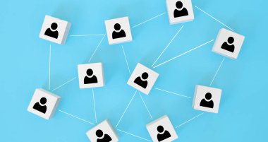 Organizasyon yapısı, takım oluşturma, adam toplama, iş yönetimi ve insan kaynakları kavramları. Birbirine bağlı tahta küplerdeki insan simgeleri.