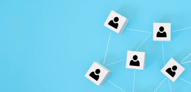 Organizasyon yapısı, takım oluşturma, adam toplama, iş yönetimi ve insan kaynakları kavramları. Birbirine bağlı tahta küplerdeki insan simgeleri.