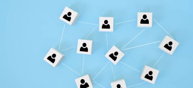 Organizasyon yapısı, takım oluşturma, adam toplama, iş yönetimi ve insan kaynakları kavramları. Birbirine bağlı tahta küplerdeki insan simgeleri.