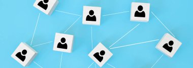 Sosyal Mesafe kavramı, insan simgelerine sahip tahta küpler COVID-19 Coronavirüs 'ten korumak için toplumla mesafeyi koruyun..