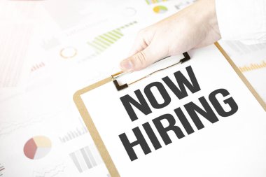 Metin şimdi beyaz kağıt tabakta, finansal diyagramı olan iş adamlarının eline geçti. İş konsepti