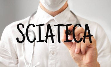 Doktor keçeli kalemle SCIATICA yazıyor, tıbbi konsept