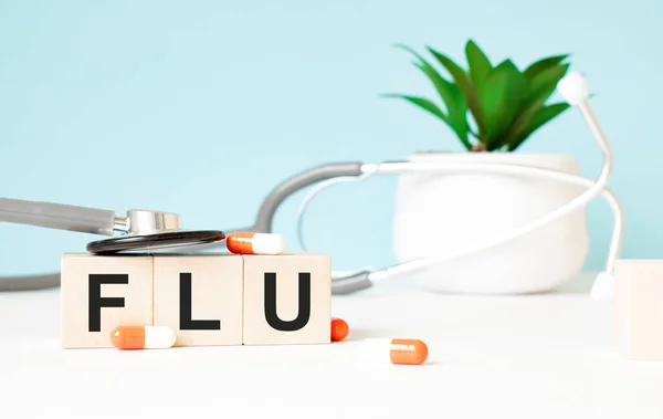 Palabra Flu Está Escrita Cubos Madera Cerca Estetoscopio Sobre Fondo — Foto de Stock