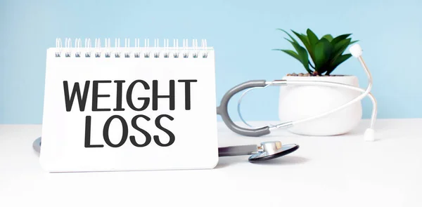 Der Text Weight Loss Steht Auf Einem Notizblock Neben Einem — Stockfoto