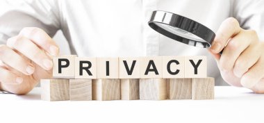 Tahta bloğu tutan bir iş adamı. İş adamı ahşap küpleri özel metinlerle izliyor. Finansal. finansman