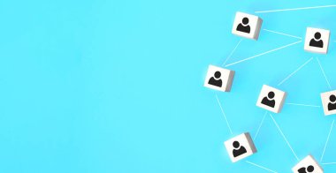 Sosyal Mesafe kavramı, insan simgelerine sahip tahta küpler COVID-19 Coronavirüs 'ten korumak için toplumla mesafeyi koruyun..