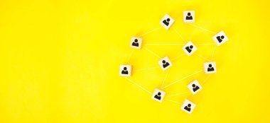 Organizasyon yapısı, takım oluşturma, adam toplama, iş yönetimi ve insan kaynakları kavramları. Birbirine bağlı tahta küplerdeki insan simgeleri.