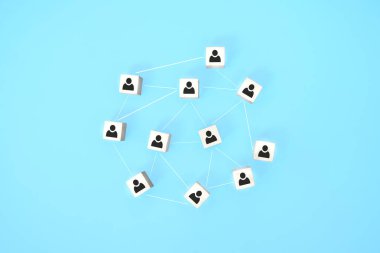 Sosyal Mesafe kavramı, insan simgelerine sahip tahta küpler COVID-19 Coronavirüs 'ten korumak için toplumla mesafeyi koruyun..