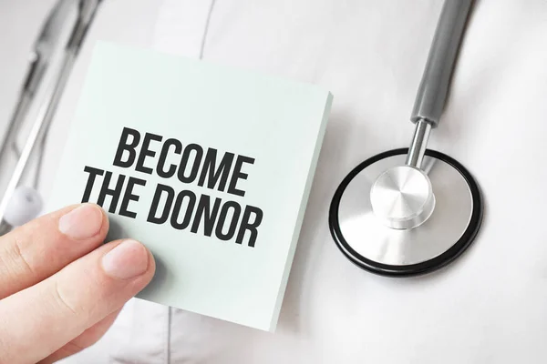 Läkare Som Håller Kort Handen Och Pekar Ordet Blir Donator — Stockfoto
