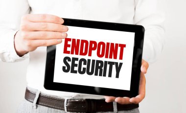 Metin Bitiş Güvenliği tablet ekranında beyaz fırında işadamlarının ellerinde. İş konsepti