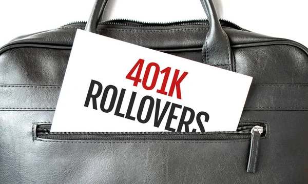 401k ROLLOVERS 'a siyah iş çantasında beyaz kağıt kağıtlara yazı yaz. İş konsepti