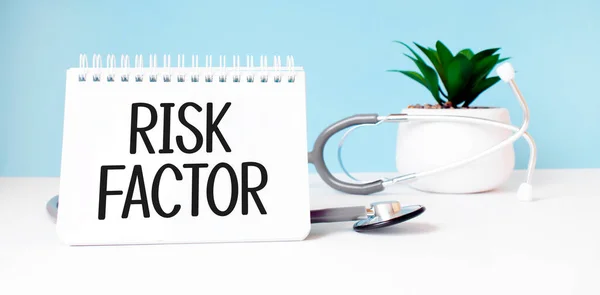 Szöveg Risk Factor Van Írva Jegyzettömbre Közelében Sztetoszkóp Kék Alapon — Stock Fotó