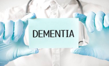 Doktor elinde kart tutuyor ve 