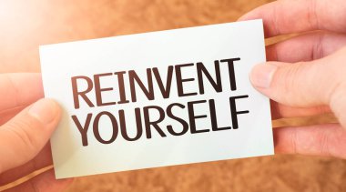 Bir iş adamının elindeki beyaz kart kâğıdına yazdığın sözcüğü geri al. Özet konsepti. kırmızı ve beyaz kağıt