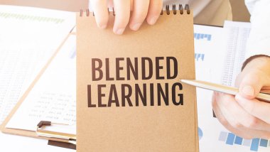 Kahverengi kağıt not defterinden öğrenilen metin. İş adamlarının elinde diyagram var. İş konsepti