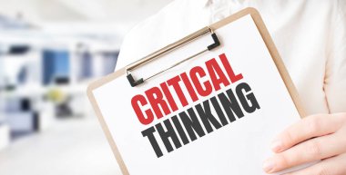 Ofisteki işadamlarında beyaz kağıt tabakta eleştirel düşünce. İş konsepti