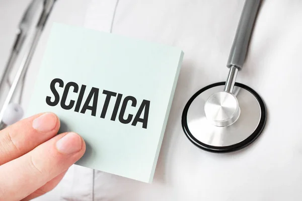 Médico Sosteniendo Tarjeta Las Manos Señalando Palabra Sciatica — Foto de Stock