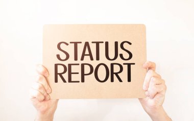 Kapalı kapılar ardında el ele tutuşan işadamı, boş kağıt kağıtları gösteriyor. Boş beyaz tahta boşluğunu, mesaj kuralı ya da protesto sözcüğü için taklit ediyor. Metin durum raporu