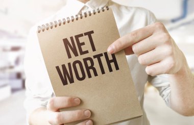NET Worth 'e kahverengi kâğıt not defterine işadamlarının elinde mesaj at. İş konsepti