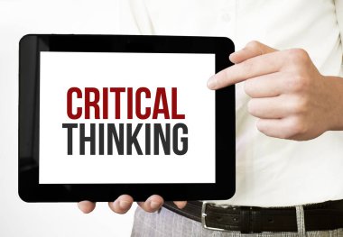 Tabletteki eleştirel düşünce beyaz fırında işadamlarının ellerinde. İş konsepti