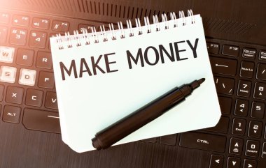 Siyah dizüstü bilgisayarda yazı yazan beyaz kağıt kağıtlar para kazandırıyor.