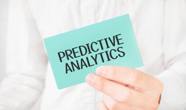 Beyaz gömlekli bir iş adamı elinde yeşil bir kart tutuyor. Üzerinde 