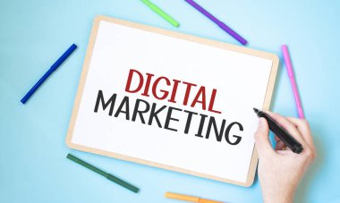 Renkli keçeli kalemlerle çevrili bir defter üzerinde metin dijitali işaretleme, iş konsepti,