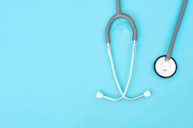 Sağlık sigortası kavramı. Tasarım için alan. Mavi kağıt üzerinde steteskop.