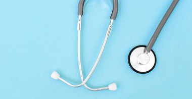 Sağlık sigortası kavramı. Tasarım için alan. Mavi kağıt üzerinde steteskop.