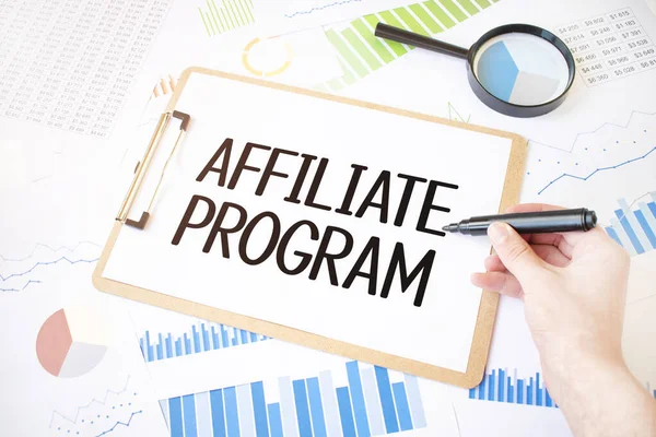 Text Affiliate Program Vitt Papper Blad Och Markör Affärsman Hand — Stockfoto