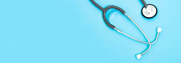 Sağlık sigortası kavramı. Tasarım için alan. Mavi kağıt üzerinde steteskop.