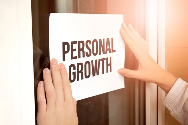 Detailní Záběr Majitele Drží Text Personal Growth Skladě — Stock fotografie