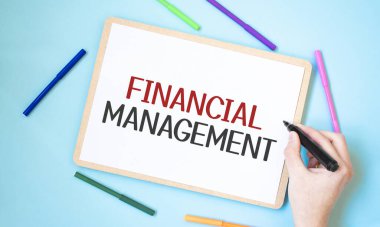 Renkli keçeli kalemlerle çevrili bir defterde metin finans yönetimi, iş konsepti fikri,