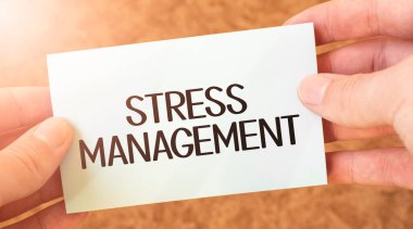 Bir iş adamının elindeki beyaz kart kağıdına baskı kelimesi kazınmış. Özet konsepti. kırmızı ve beyaz kağıt