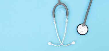 Sağlık sigortası kavramı. Tasarım için alan. Mavi kağıt üzerinde steteskop.