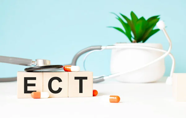 HIV kelimesi ahşap bir arka planda steteskopun yanındaki tahta küplere yazılır. Tıbbi konsept