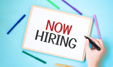 Renkli keçeli kalemlerle çevrili bir dizüstü bilgisayara metin alımı, iş konsepti fikri,