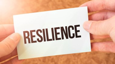 Beyaz kart kâğıdına işadamının elindeki yazıt. Özet konsepti. kırmızı ve beyaz kağıt